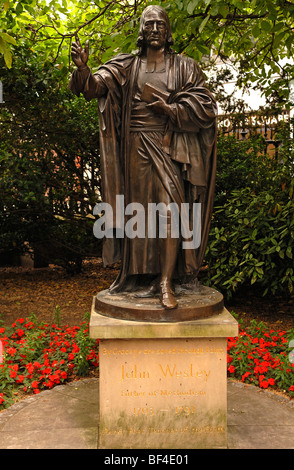 Denkmal von John Wesley, 1703-1791, Gründer der Methodisten, in dem Friedhof von St. Pauls Cathedral, Bishopsgate Kirchhof, Stockfoto