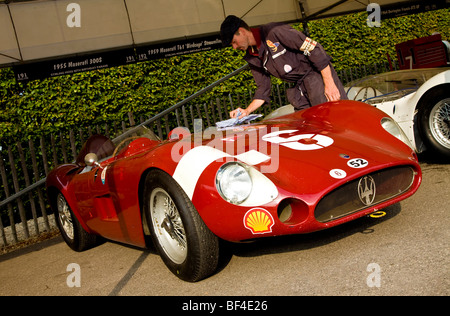 1955-Maserati 300 s bekommt eine Politur während im Fahrerlager bei der 2009 beim Goodwood Revival, Sussex, UK. Stockfoto