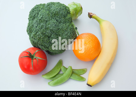 Fünf am Tag frisches Obst und Gemüse, Brokkoli, Tomate, räude Tous, Orange und Banane für eine gesunde und ausgewogene Ernährung Stockfoto