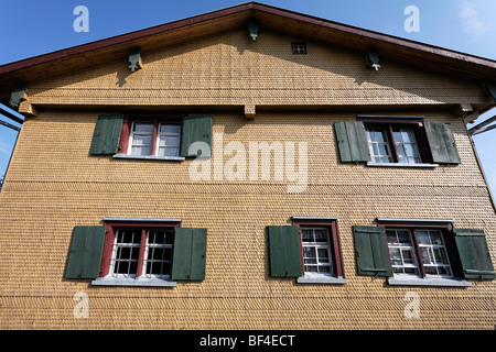 Fassade mit Holzschindeln Stockfotografie - Alamy