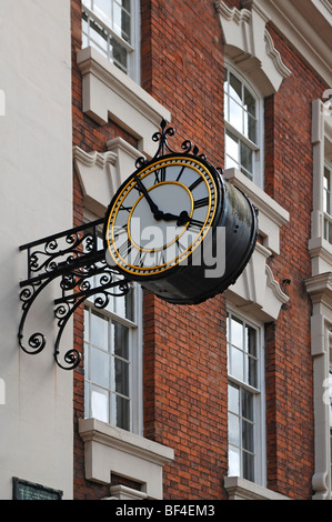 Alte Uhr an einer Wand, Bohrung Street, Lichfield, Staffordshire, England, Vereinigtes Königreich, Europa Stockfoto