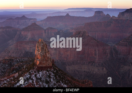 Zeigen Sie Imperial bei Sonnenaufgang im Herbst, Grand Canyon National Park, North Rim, Arizona, USA Stockfoto