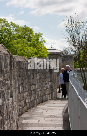 Menschen zu Fuß entlang York Stadtmauer, Mai 2009 Stockfoto