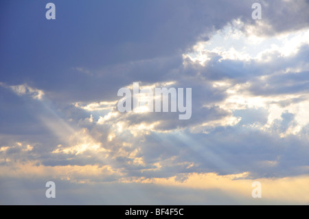 Strahlen der Sonne durch Wolken Stockfoto