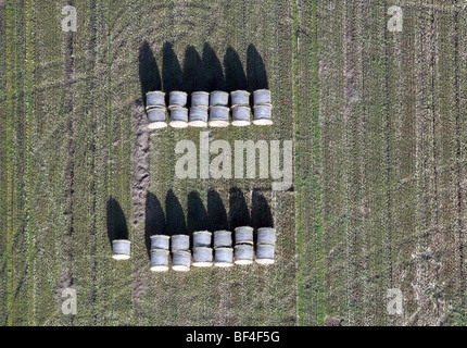 Luftaufnahme von Heuballen in Feld Stockfoto