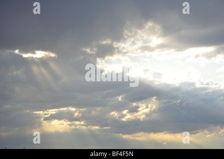 Strahlen der Sonne durch Wolken Stockfoto