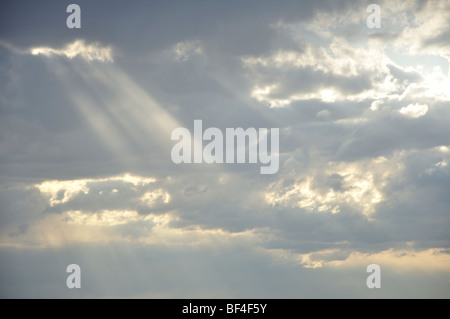 Strahlen der Sonne durch Wolken Stockfoto