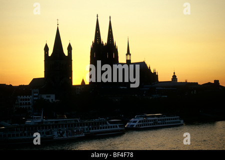 Grober St. Martinskirche und der Koelner Dom Kölner Dom bei Gegenlicht, Sonnenuntergang über der Altstadt, Köln, Nordrhein-West Stockfoto