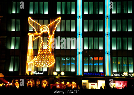 Weihnachten, Weihnachtsmarkt am Koelner Dom Kölner Dom, Weihnachtsschmuck, Engel auf dem 4711-Blau-Gold-Haus-Neubau Stockfoto