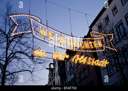 Weihnachtsbeleuchtung, Weihnachten in der Altstadt, Weihnachtsmarkt am Alter Markt Platz, Köln, Nordrhein-Westfalen, Germa Stockfoto