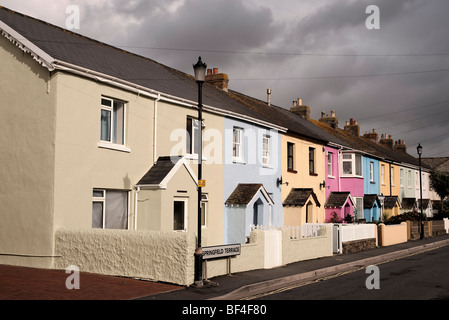 Springfield-Terrasse, Westward Ho!, Devon, farbige Terrasse Häuser Stockfoto