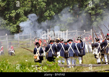 Amerikanische Patrioten in der Schlacht - kostümiert amerikanischer revolutionärer Krieg (1770) Ära Reenactment Stockfoto