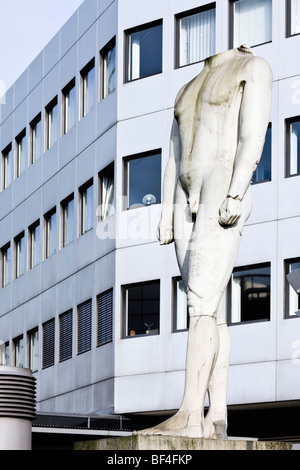 Skulptur vor ein Siemens Bürogebäude, Düsseldorf, Nordrhein-Westfalen, Deutschland, Europa Stockfoto