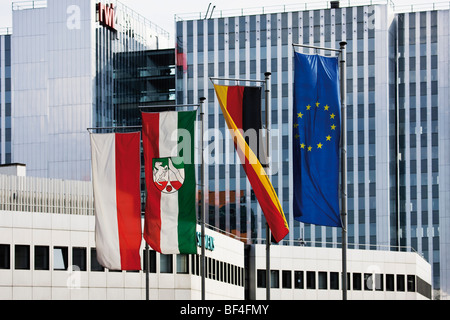 Fahnen vor dem Bürogebäude des RWI 4 und Siemens, Düsseldorf, Nordrhein-Westfalen, Deutschland, Europa Stockfoto