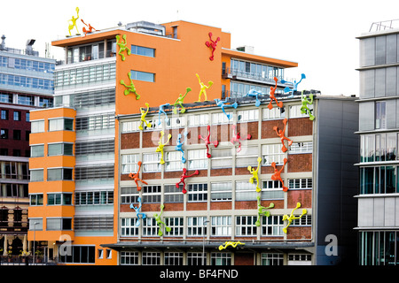 Bunte Figuren, Flossis Klettern an der Fassade des NRW-Forum Kultur Und Wissenschaft, Kultur und Wissenschaft, Medienhafen Medi Stockfoto