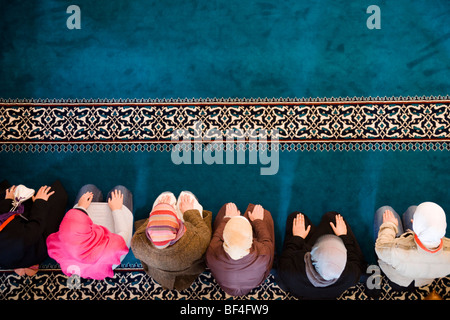 Muslimische Frauen beim Gebet in der Sehitlik Moschee in Berlin-Neukölln, Deutschland, Europa Stockfoto