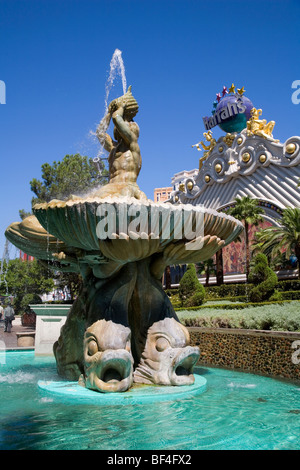 Caesars Forum Brunnen mit Kasino Harrahs in Hintergrund, Las Vegas Stockfoto