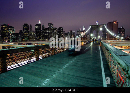 Brooklyn Bridge bei Nacht, Manhattan, New York City, New York, USA Stockfoto