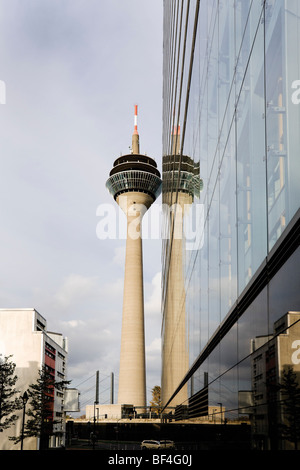 Hochhäuser in Düsseldorf, Rheinturm spiegelt sich in der Glasfassade des Stadttor, North Rhine-Westphalia, Deutschland, Euro Stockfoto