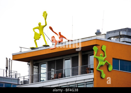 Bunte Figuren, Flossis Klettern an der Fassade des NRW-Forum Kultur Und Wissenschaft, Kultur und Wissenschaft, Medienhafen Medi Stockfoto