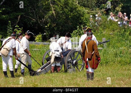 Amerikanische Patrioten in der Schlacht - kostümiert amerikanischer revolutionärer Krieg (1770) Ära Reenactment Stockfoto