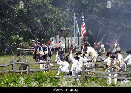 Amerikanische Patrioten in der Schlacht - kostümiert amerikanischer revolutionärer Krieg (1770) Ära Reenactment Stockfoto