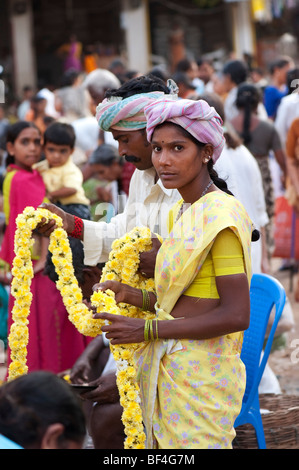 Indische, Mann und Frau, die Blumen für hinduistische religiöse Angebote im Markt. Puttaparthi, Andhra Pradesh, Indien Stockfoto