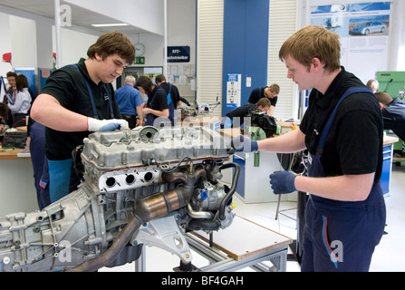 Lehrlinge auf einen Motor in der BMW-Ausbildungszentrum für Kfz-Mechatroniker, München, Bayern, Deutschland, Europa Stockfoto