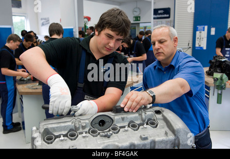 Meister, Lehrling zu erklären, während der Arbeit an einem Motor im BMW-Ausbildungszentrum für Kfz-Mechatroniker, München, B Stockfoto