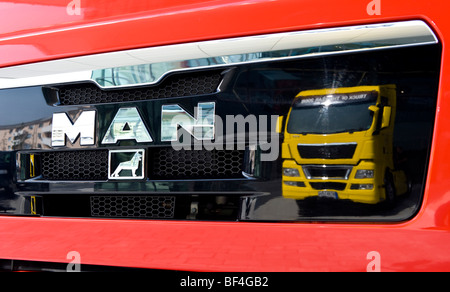 Gelber LKW vom Typ MAN TGX 18.680 spiegelt sich in der Front ein anderes MAN LKW, MAN Forum, München, Bayern, Deutschland, Europa Stockfoto