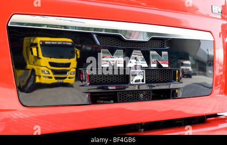 Gelber LKW vom Typ MAN TGX 18.680 spiegelt sich in der Front ein anderes MAN LKW, MAN Forum, München, Bayern, Deutschland, Europa Stockfoto