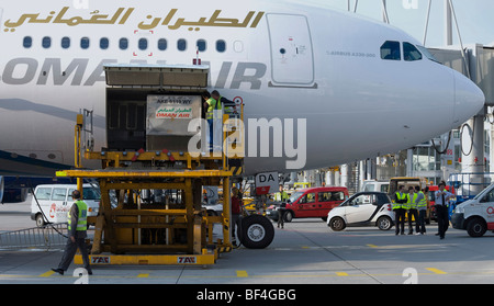 Boden-Crew entladen ein Airbus A330-200 der Fluggesellschaft Oman Air, Flughafen München, Bavaria, Germany, Europe Stockfoto