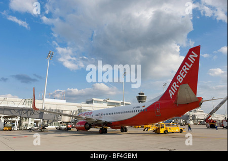 Air Berlin Boeing 737-86J stehen im Terminal 1, Flughafen München, Bavaria, Germany, Europe Stockfoto