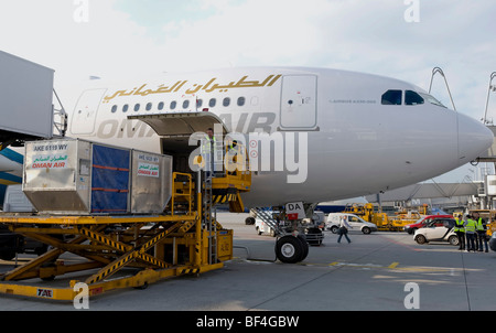 Boden-Crew entladen ein Airbus A330-200 der Fluggesellschaft Oman Air, Flughafen München, Bavaria, Germany, Europe Stockfoto