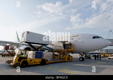 Boden-Crew entladen ein Airbus A330-200 der Fluggesellschaft Oman Air, Flughafen München, Bavaria, Germany, Europe Stockfoto