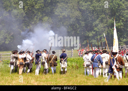 Amerikanische Patrioten in der Schlacht - kostümiert amerikanischer revolutionärer Krieg (1770) Ära Reenactment Stockfoto