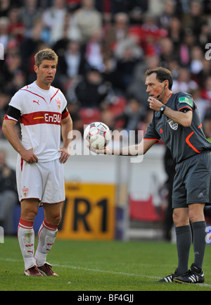 Schiedsrichter, Fußball, FIFA-Fußball-Verein-Schiedsrichter Florian Meyer, Thomas Hitzlsperger, VfB Stuttgart, Krepp Stockfoto