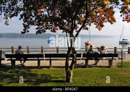 Senioren auf einer Parkbank, Ammersee See bei Schondorf, Bayern, Deutschland, Europa Stockfoto