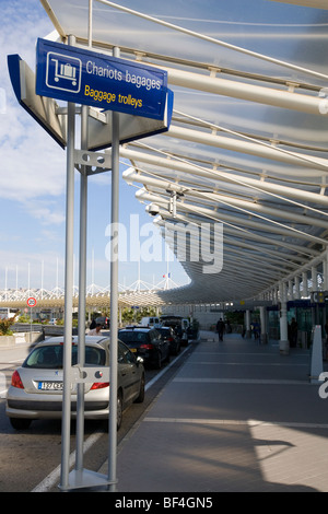 Gepäckwagen Abfahrtspunkt am Flughafen Nizza, Côte d ' Azur, Südfrankreich, Europa Stockfoto