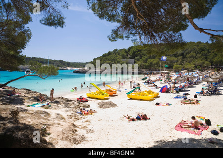 Strandleben in der Bucht Caló d ' en Garrot, Cala Mondragó, Mondragó Naturschutzgebiet, Mallorca, Mallorca, Balearen, Mediterran Stockfoto