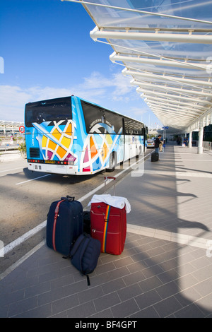 Entladen Gepäck am Straßenrand. Flughafen Nizza, Côte d ' Azur, Südfrankreich, Europa Stockfoto