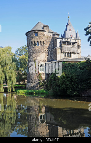 Schloss Huelchrath Schloss und Park, Wasserschloss spiegelt sich im Wasser, Grevenbroich, Niederrhein, Nordrhein-Westfalen, Deutschland Stockfoto