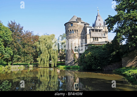 Schloss Huelchrath Schloss und Park, Wasserschloss spiegelt sich im Wasser, Grevenbroich, Niederrhein, Nordrhein-Westfalen, Deutschland Stockfoto