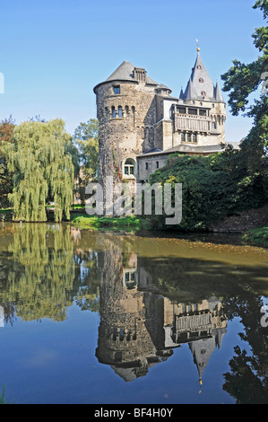 Schloss Huelchrath Schloss und Park, Wasserschloss spiegelt sich im Wasser, Grevenbroich, Niederrhein, Nordrhein-Westfalen, Deutschland Stockfoto