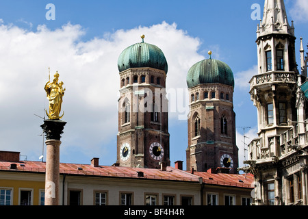 Blick auf die Mariensaeule St. Mary's Spalte und die Frauenkirche Frauenkirche aus Alter Peter Kirche, München, Bayern Stockfoto