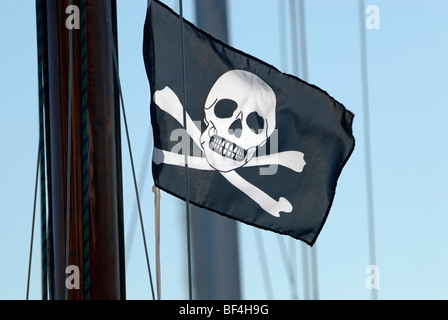 Piratenfahne, Jolly Roger, schwarze Flagge mit Totenkopf und Armbröpfen Stockfoto