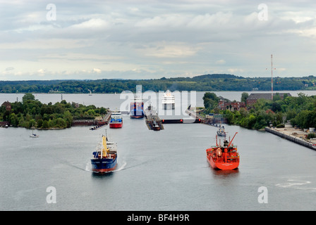 Schiffsverkehr auf dem Nord-Ostsee-Kanal, hinten Schleuse Schleuse Holtenau, Kiel, Schleswig-Holstein, Deutschland, Europa Stockfoto