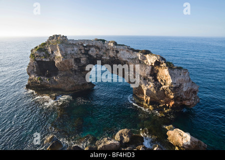 Torbogen Es Pontas, Cala Santanyi Bucht, Mittelmeer, Mallorca, Mallorca, Balearen, Spanien, Europa Stockfoto