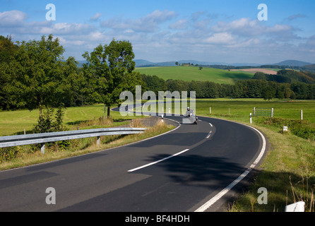 Motorradfahrer auf einem gewundenen Land Straße, Deutschland, Europa Stockfoto