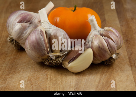 Deutschen roten Knoblauch Zwiebeln und goldenen Heirloom Tomaten Stockfoto